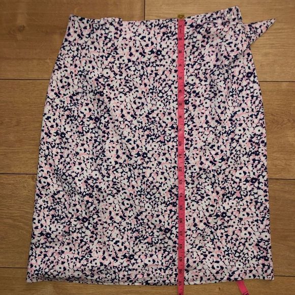 Gant Stretch Broadcloth Ditzy Flower Navy and Pink Wrap Skirt Size 6, MSRP $185 - Picture 4 of 16